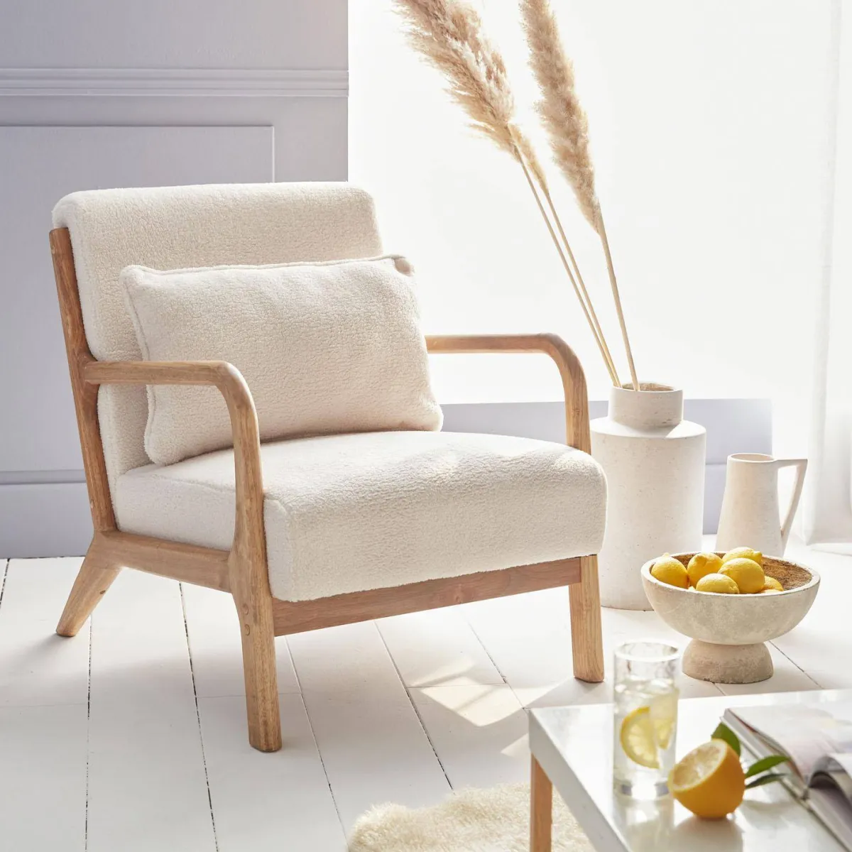 sweeek Poltrona scandinava in legno e tessuto bouclé