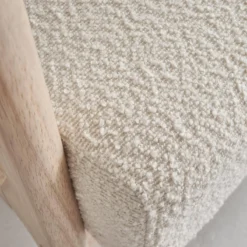 sweeek Poltrona scandinava in legno e tessuto bouclé testurizzato