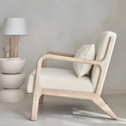 sweeek Poltrona scandinava in legno e tessuto bouclé testurizzato