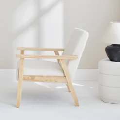 sweeek Poltrona scandinava in legno e tessuto bouclé
