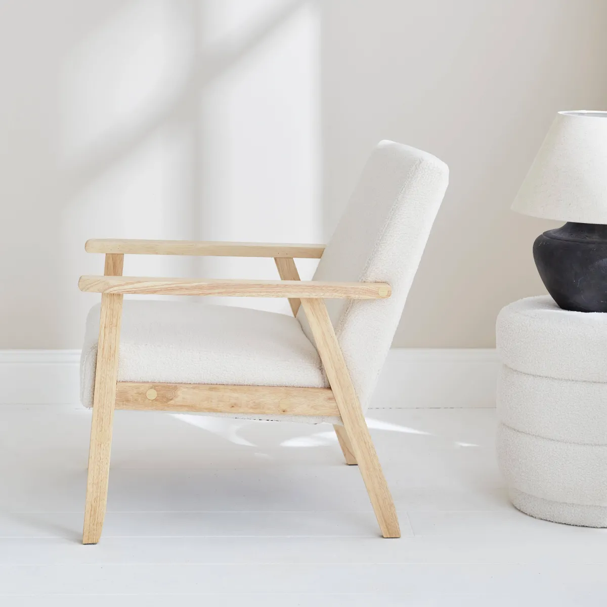 sweeek Poltrona scandinava in legno e tessuto bouclé