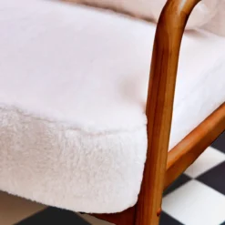 sweeek Poltrona scandinava in legno di hevea tinto noce e pelliccia sintetica