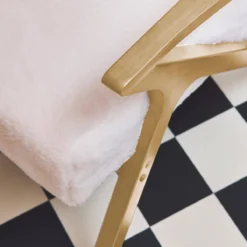 sweeek Poltrona scandinava in legno di hevea e tessuto effetto pelliccia sintetica
