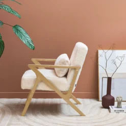 sweeek Poltrona scandinava in legno di hevea e tessuto effetto pelliccia sintetica