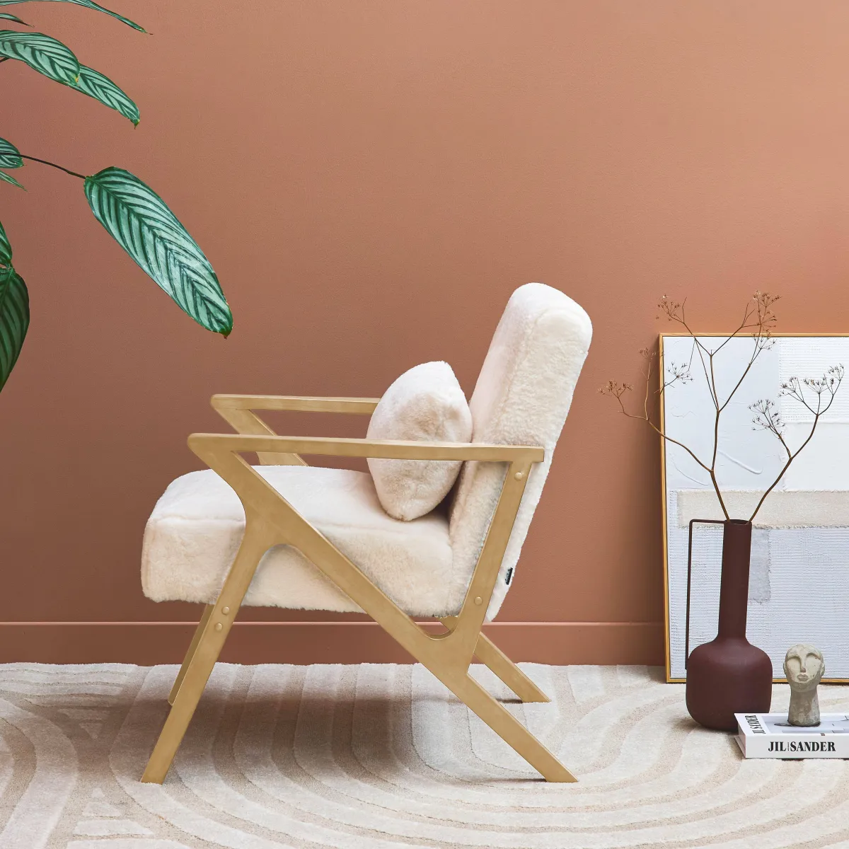 sweeek Poltrona scandinava in legno di hevea e tessuto effetto pelliccia sintetica