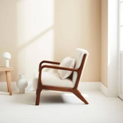 sweeek Poltrona scandinava in tessuto bouclé e legno di gomma scuro