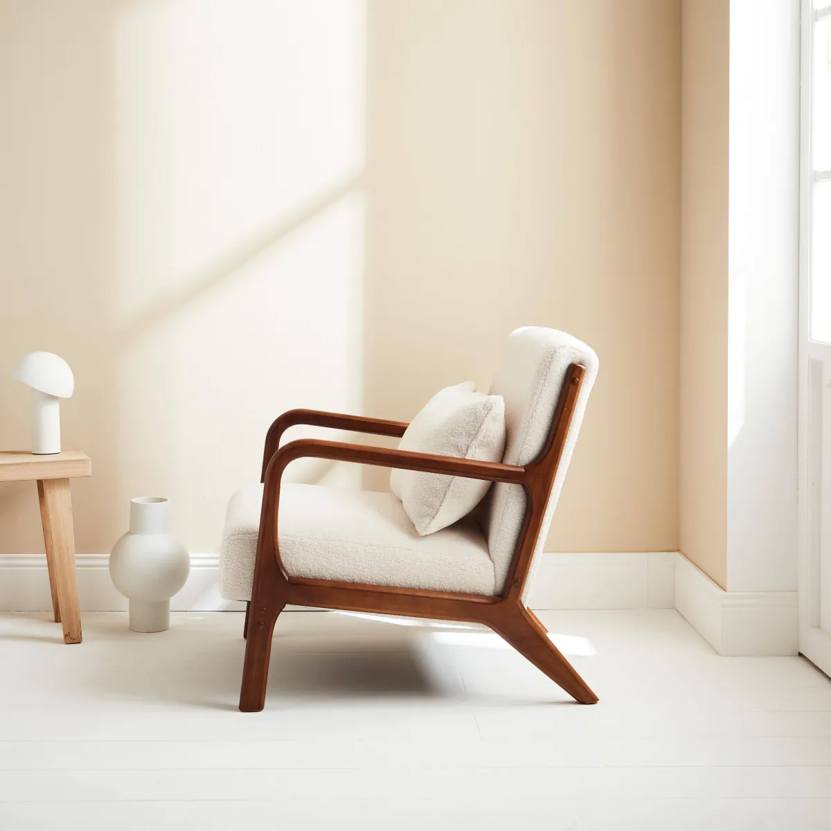 sweeek Poltrona scandinava in tessuto bouclé e legno di gomma scuro