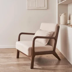 sweeek Poltrona scandinava in tessuto beige e legno di hevea
