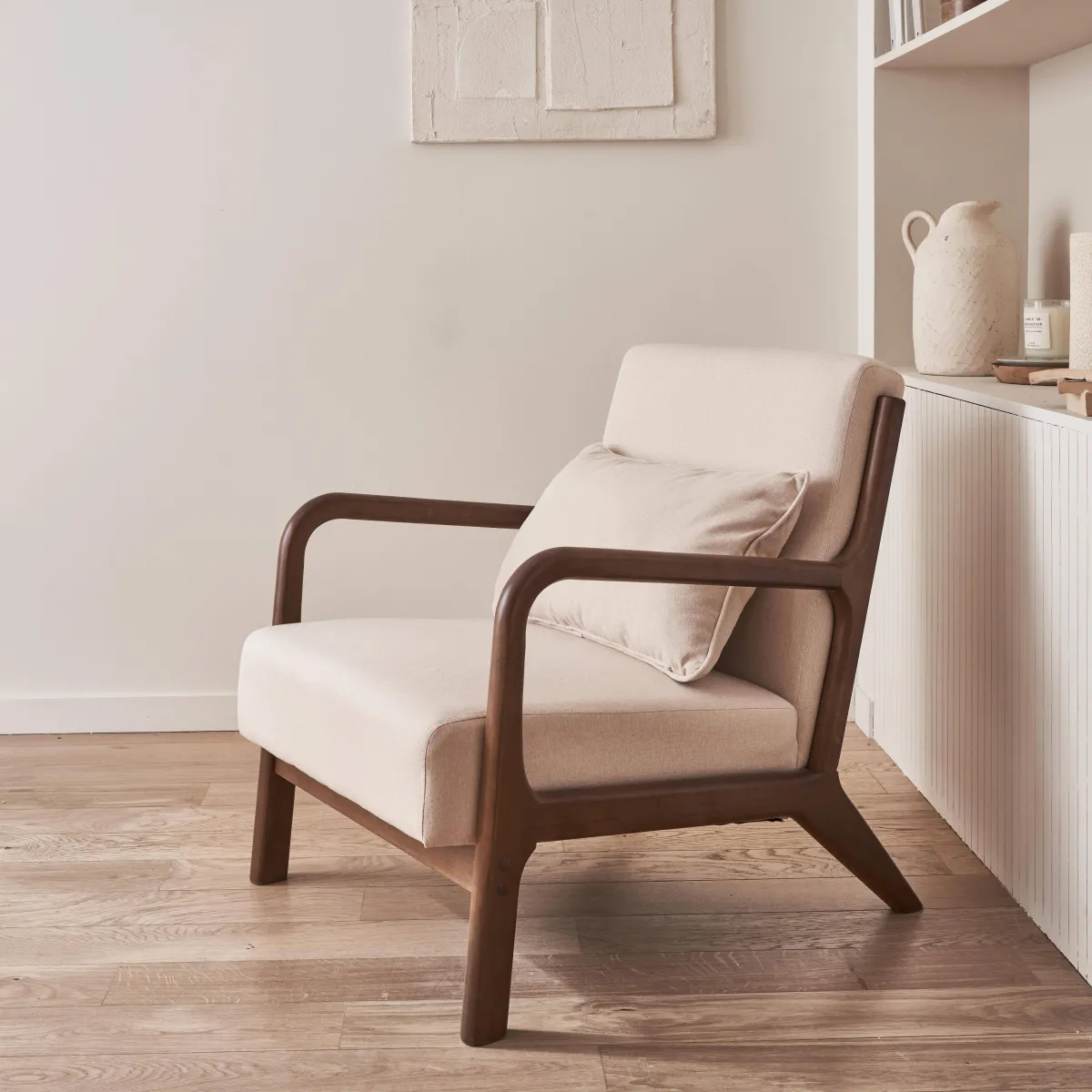 sweeek Poltrona scandinava in tessuto beige e legno di hevea