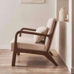 sweeek Poltrona scandinava in tessuto beige e legno di hevea