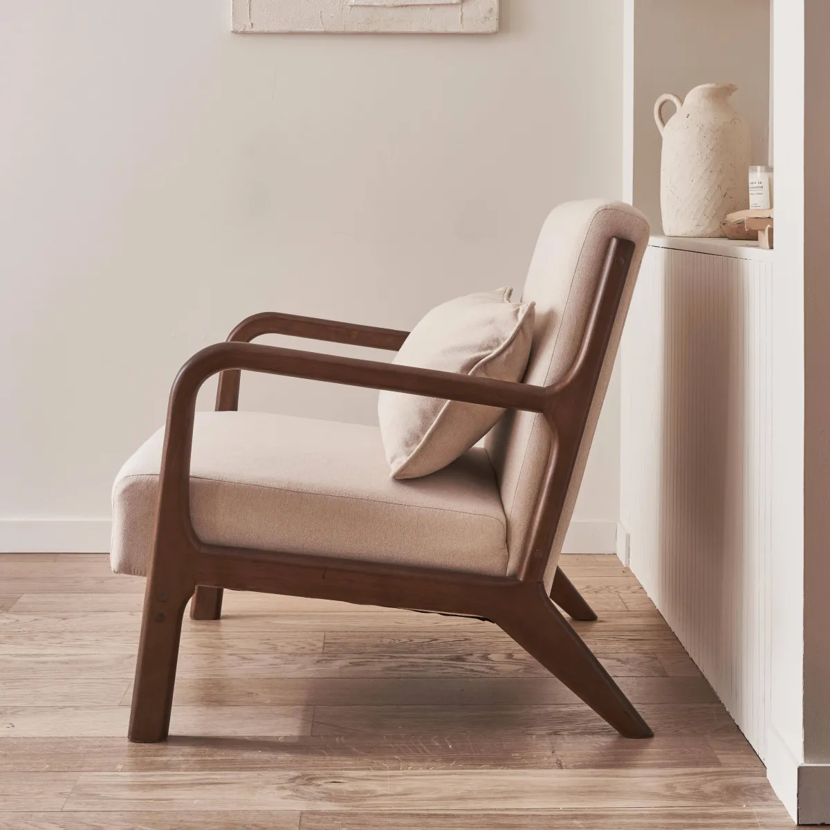 sweeek Poltrona scandinava in tessuto beige e legno di hevea