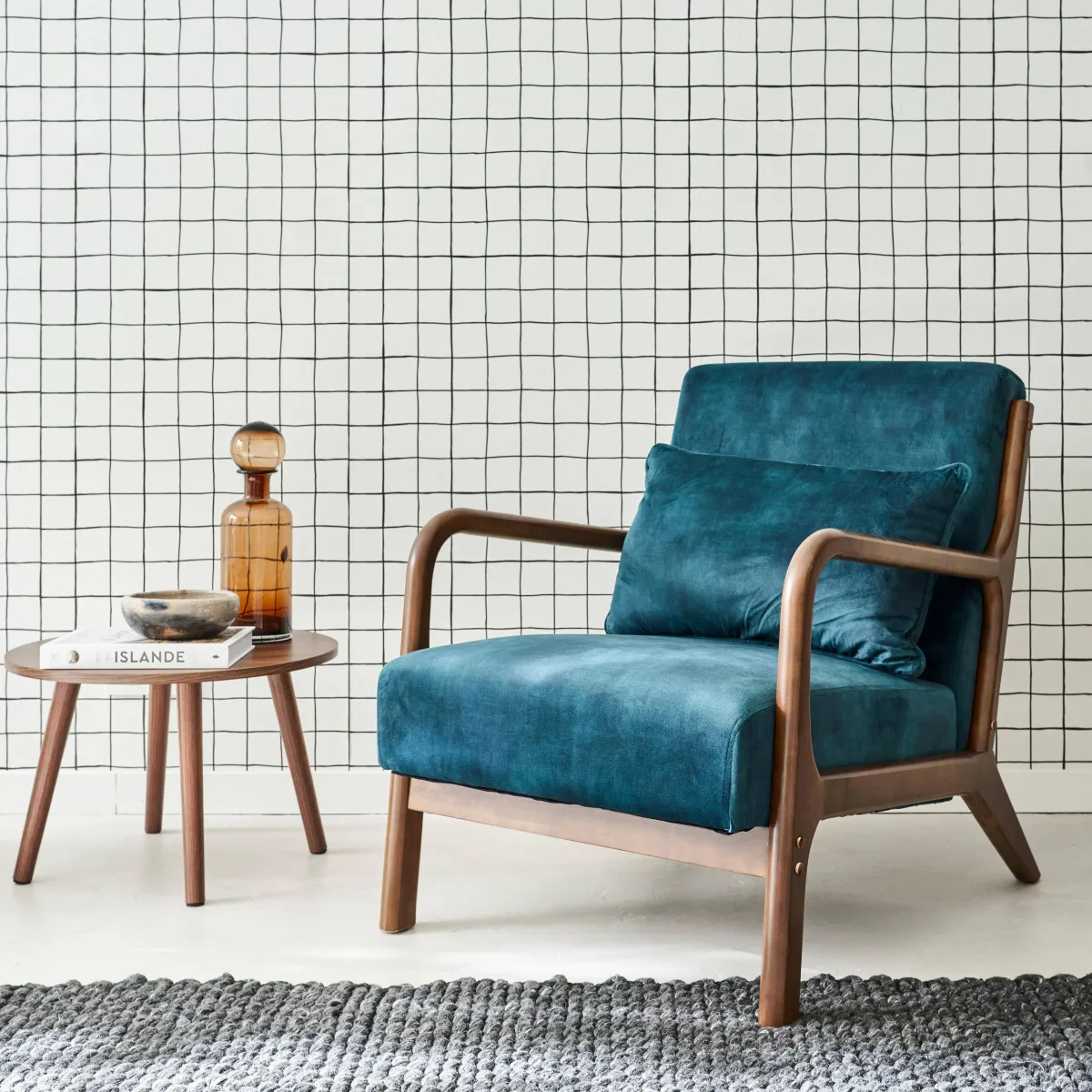 sweeek Poltrona scandinava in velluto e legno di hevea tinto noce scuro