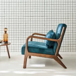 sweeek Poltrona scandinava in velluto e legno di hevea tinto noce scuro