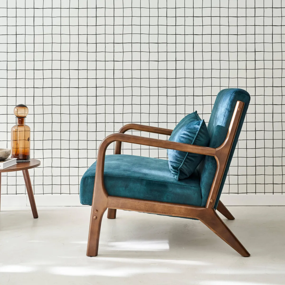 sweeek Poltrona scandinava in velluto e legno di hevea tinto noce scuro
