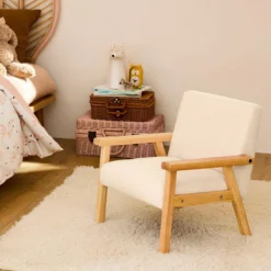 sweeek Poltrona scandinava per bambini in tessuto bouclé e legno di hevea