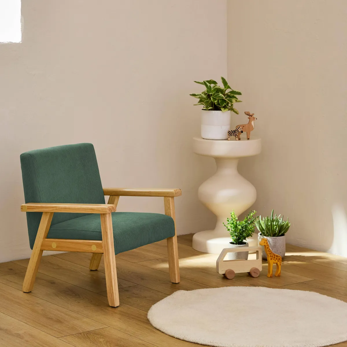 sweeek Poltrona scandinava per bambini in velluto a coste e legno di hevea