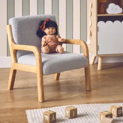 sweeek Poltrona scandinava per bambini in tessuto bouclé e legno