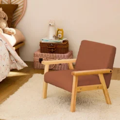 Poltrona scandinava per bambini in tessuto bouclé e legno di hevea