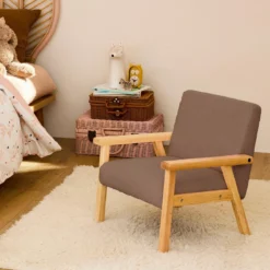 Poltrona scandinava per bambini in tessuto bouclé e legno di hevea