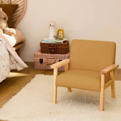 Poltrona scandinava per bambini in tessuto bouclé e legno di hevea