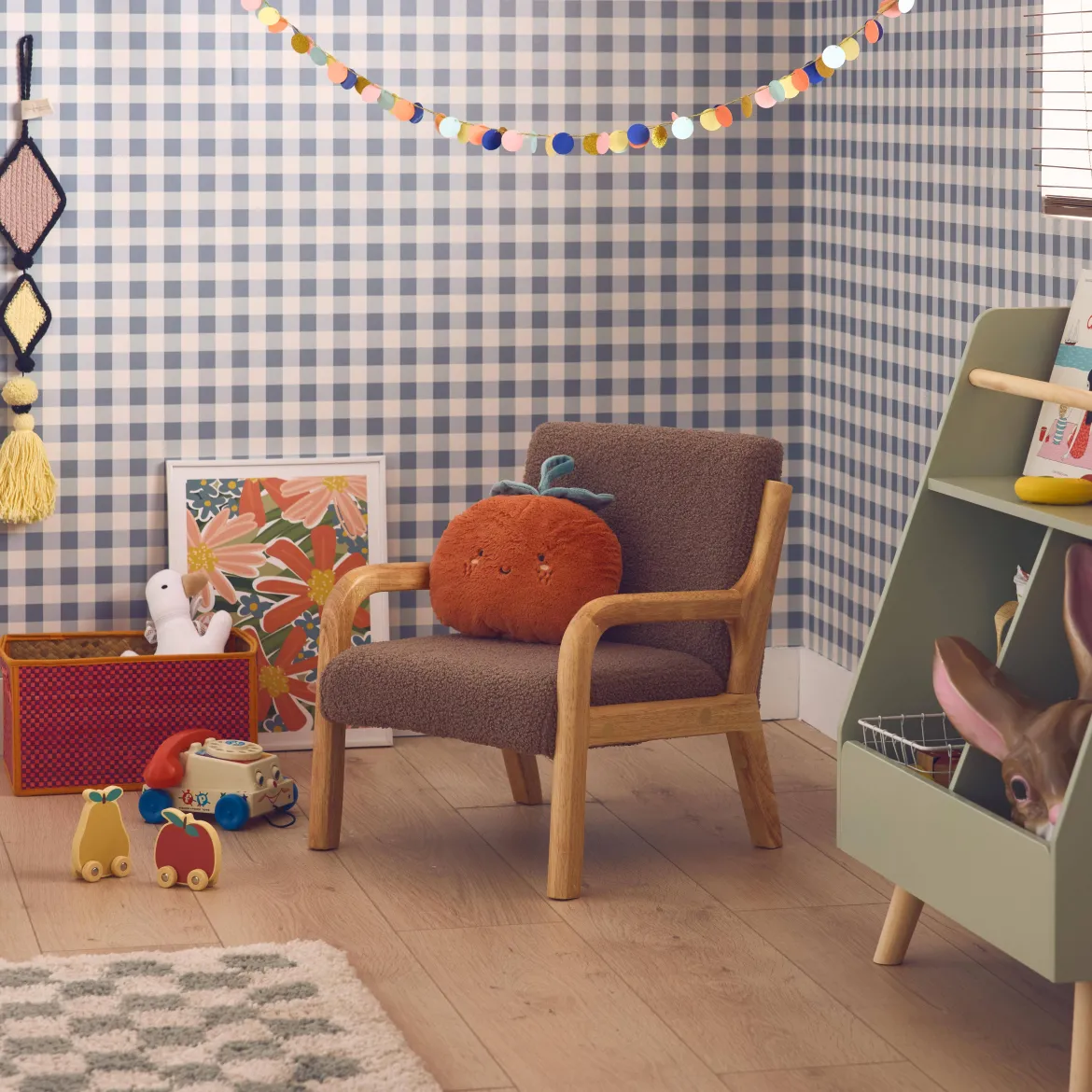 Poltrona scandinava per bambini in tessuto bouclé e legno