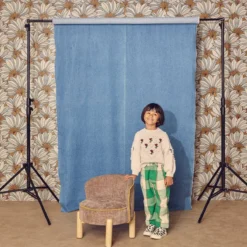 sweeek Poltrona vintage per bambini in tessuto ciniglia e legno di hevea