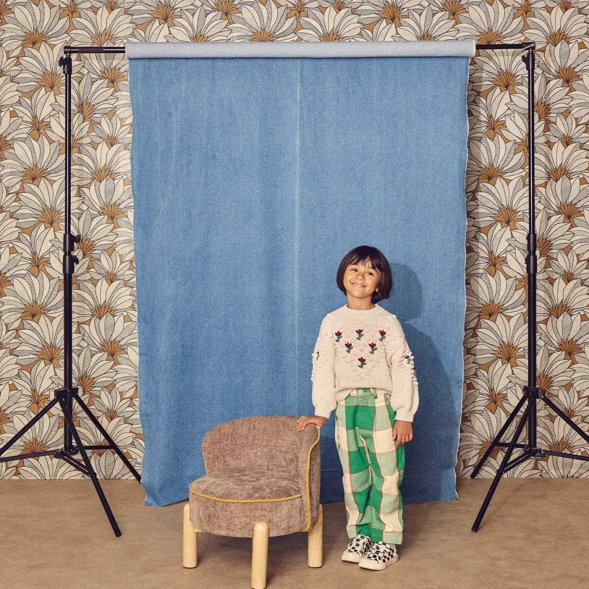 sweeek Poltrona vintage per bambini in tessuto ciniglia e legno di hevea