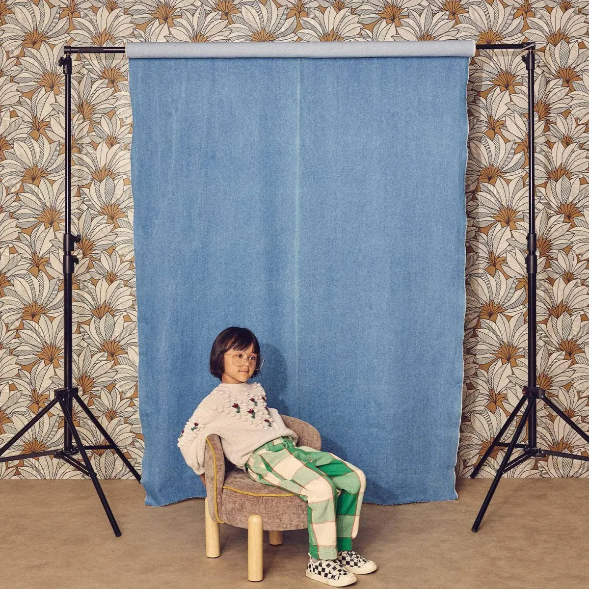sweeek Poltrona vintage per bambini in tessuto ciniglia e legno di hevea