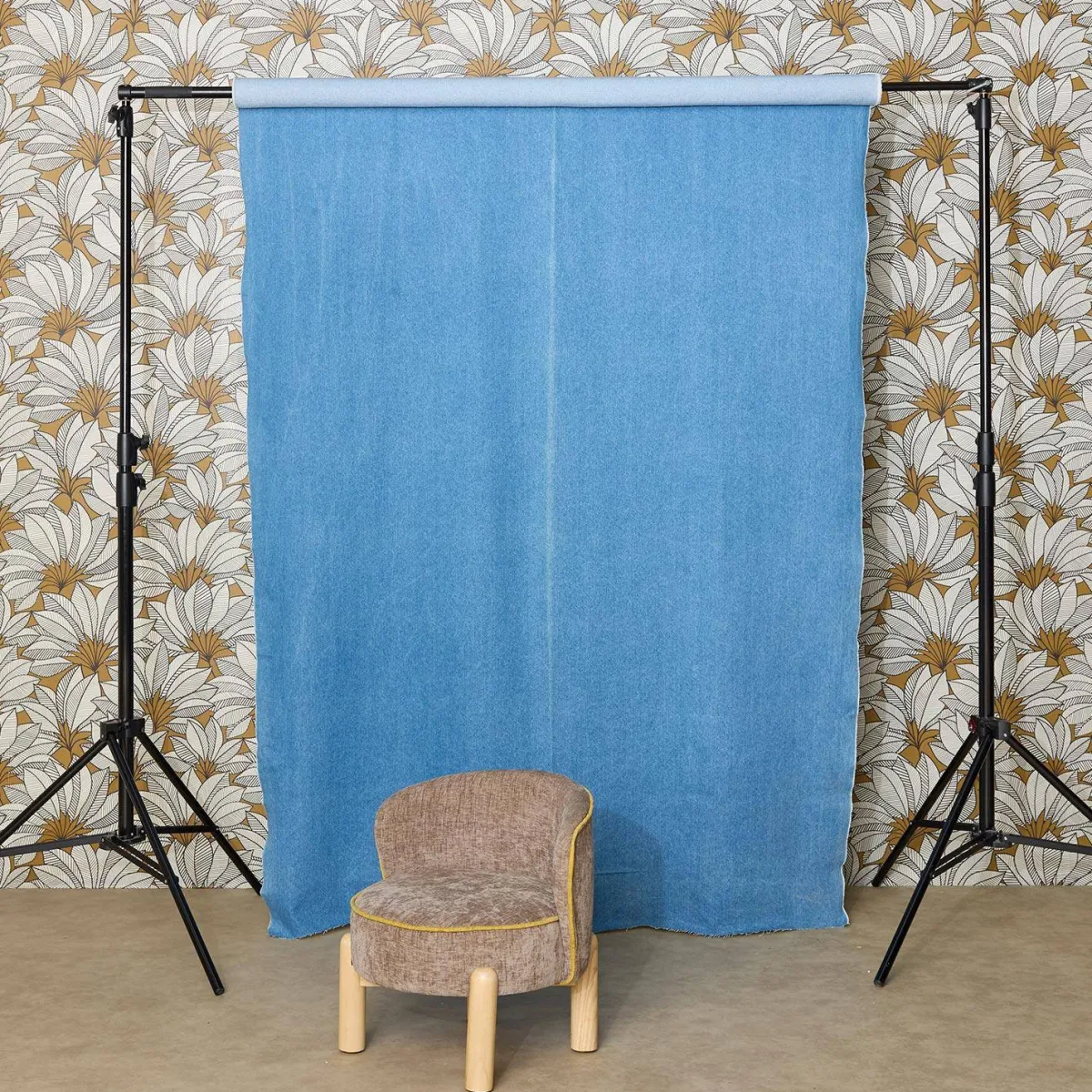 sweeek Poltrona vintage per bambini in tessuto ciniglia e legno di hevea