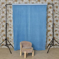 sweeek Poltrona vintage per bambini in tessuto ciniglia e legno di hevea