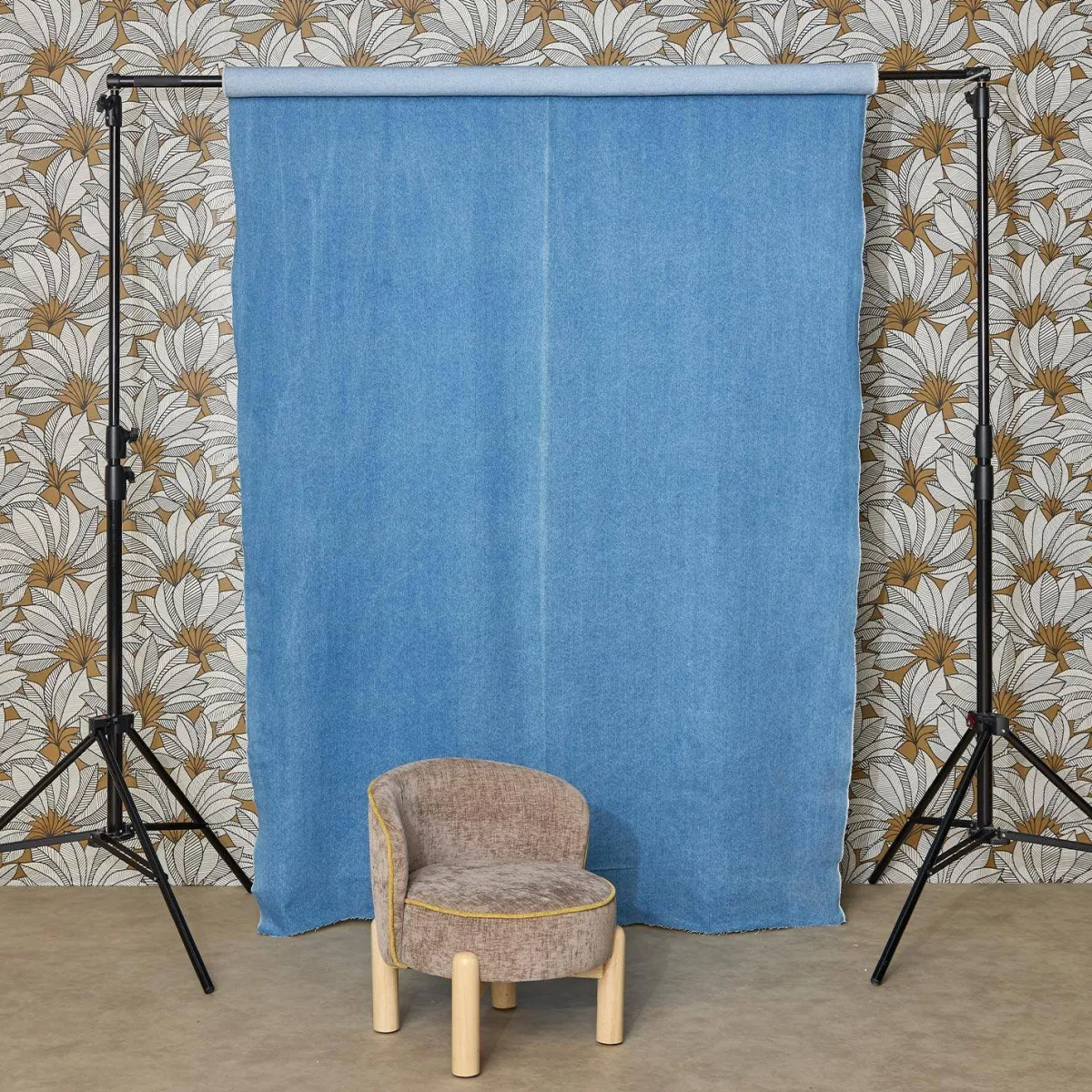 sweeek Poltrona vintage per bambini in tessuto ciniglia e legno di hevea