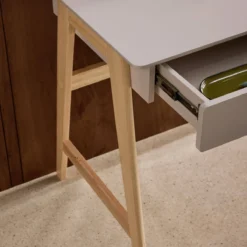 sweeek Scrivania decorata in legno di hevea con 2 cassetti