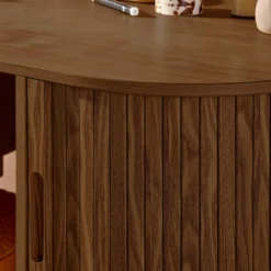 sweeek Scrivania ovale con effetto legno scanalato e due vani portaoggetti, 120cm
