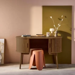 sweeek Scrivania ovale con effetto legno scanalato e due vani portaoggetti, 120cm