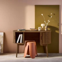 sweeek Scrivania ovale con effetto legno scanalato e due vani portaoggetti, 120cm