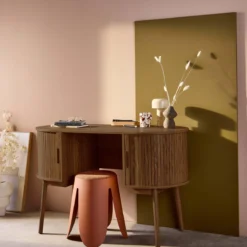 sweeek Scrivania ovale con effetto legno scanalato e due vani portaoggetti, 120cm