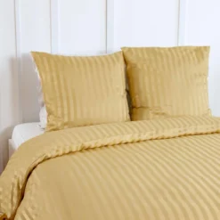 sweeek Set biancheria da letto in poliestere effetto satinato a righe sottili 2 posti giallo