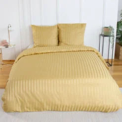 sweeek Set biancheria da letto in poliestere effetto satinato a righe sottili 2 posti giallo