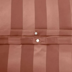 sweeek Set biancheria da letto in poliestere effetto satinato a righe sottili 2 posti rosso