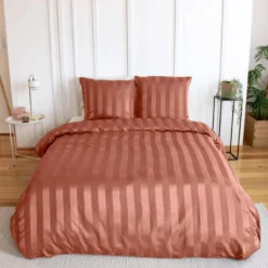 sweeek Set biancheria da letto in poliestere effetto satinato a righe sottili 2 posti rosso