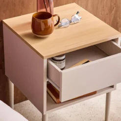 sweeek Set 2 comodini in metallo e decorazione in legno 1 anta 1 vano