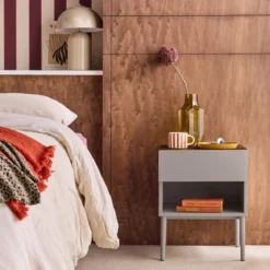 Set 2 comodini in metallo e decorazione in legno 1 anta 1 vano