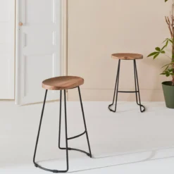 sweeek Set di 2 sgabelli da bar in legno di mango e acciaio, 65cm