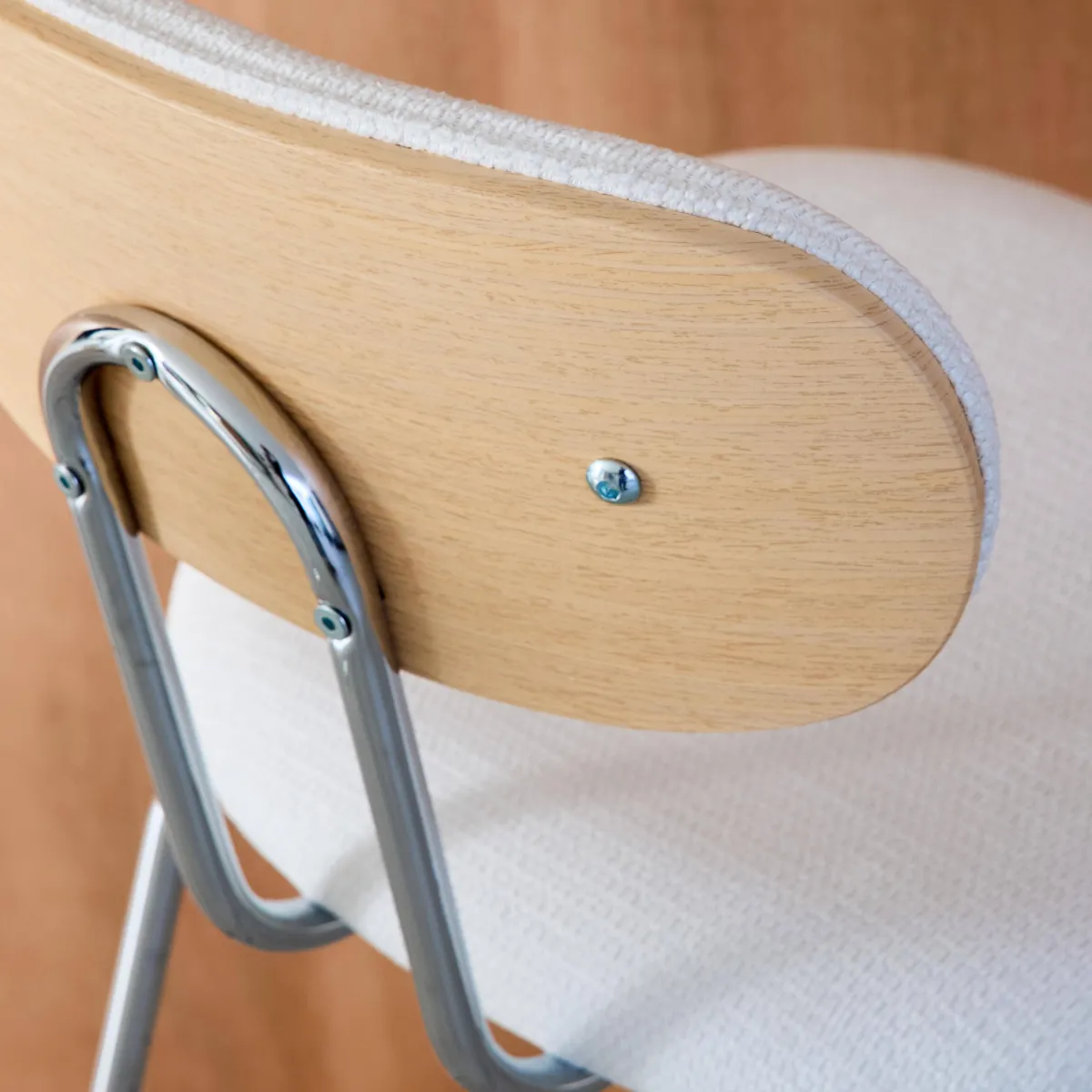 sweeek Set di 2 sgabelli da bar in rovere e tessuto idrorepellente piedi in metallo cromato
