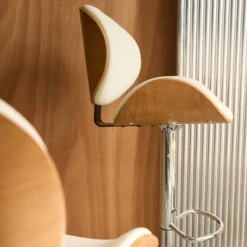 sweeek Set di 2 sgabelli da bar regolabile decorazione legno curvato e similpelle, 62/83cm