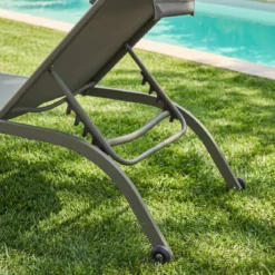 Set 2 lettini prendisole in acciaio con cuscino e ruote multiposizione