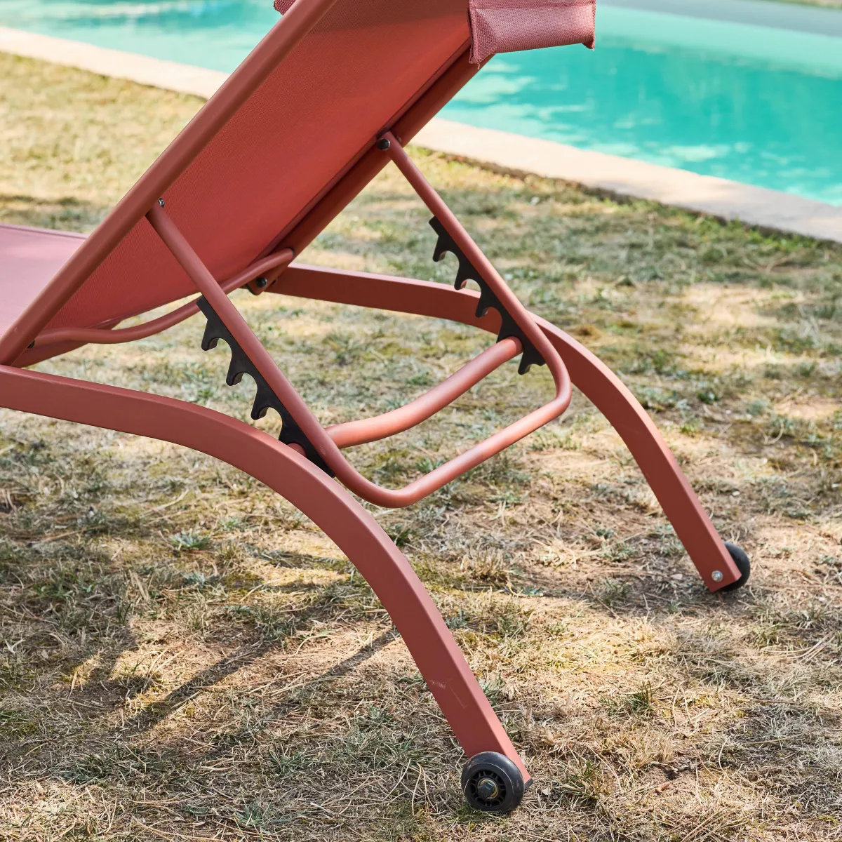 sweeek Set 2 lettini prendisole in acciaio con cuscino e ruote multiposizione