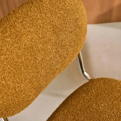sweeek Set 2 sedie a sbalzo in metallo, bouclé testurizzato e gambe cromate