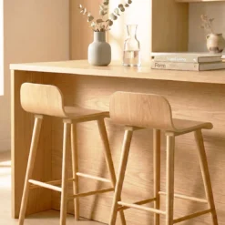 sweeek Set 2 sgabelli da bar scandinavo in legno di hevea 67,5 cm