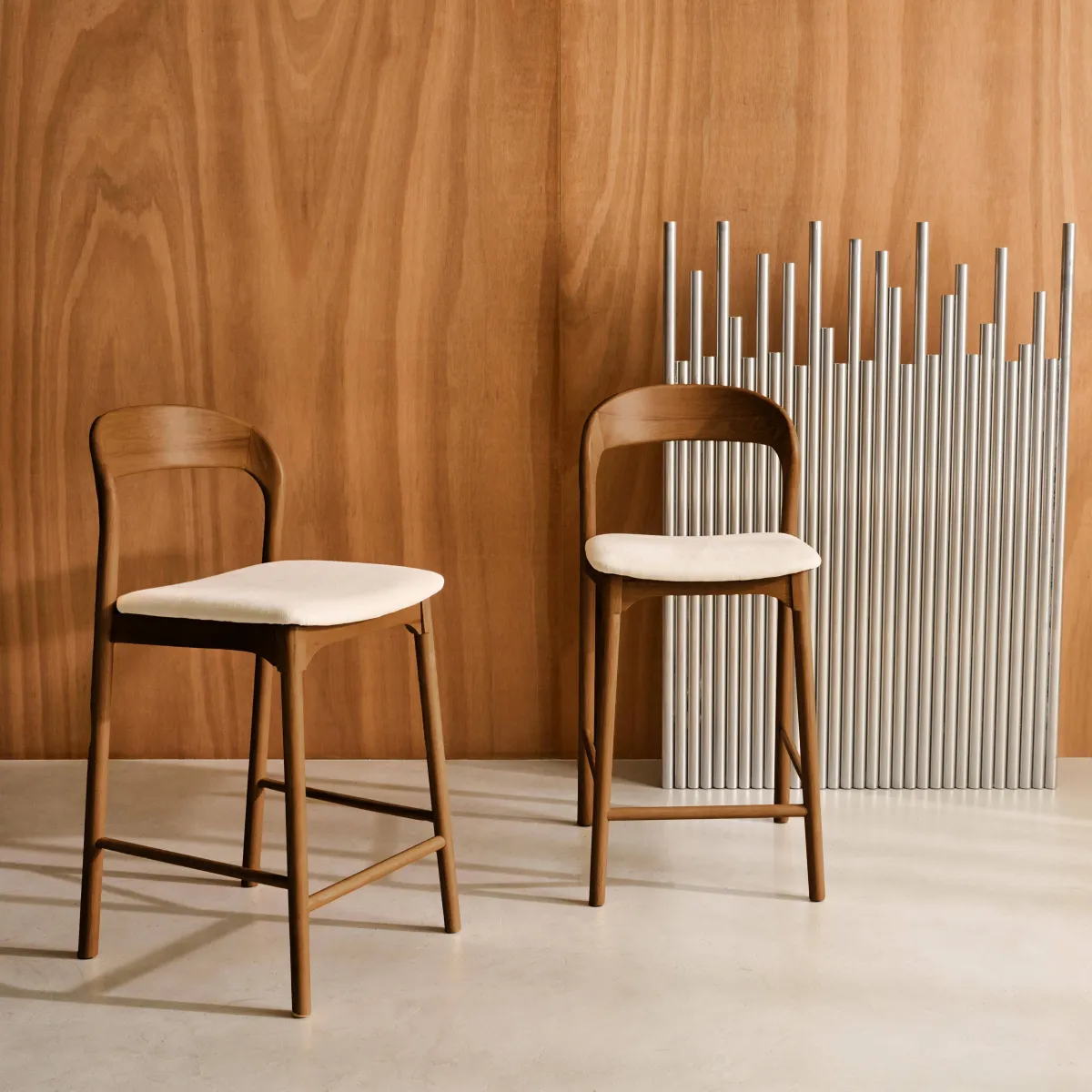 sweeek Set 2 sgabelli da bar vintage in legno di hevea e tessuto
